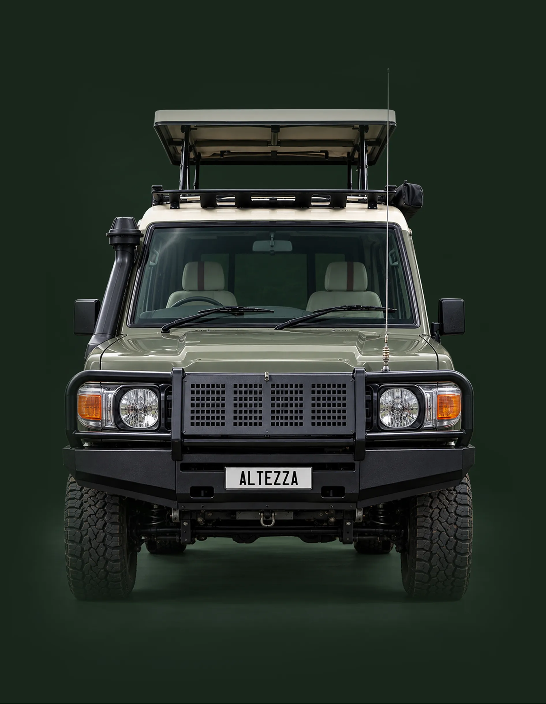 Forfra af en Altezza-safari-Land Cruiser med hævet tag