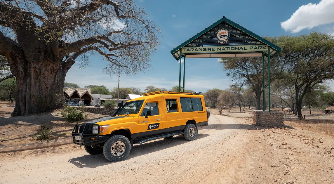 Altezza Travels safarijeep ved indgangen til Tarangire nationalpark